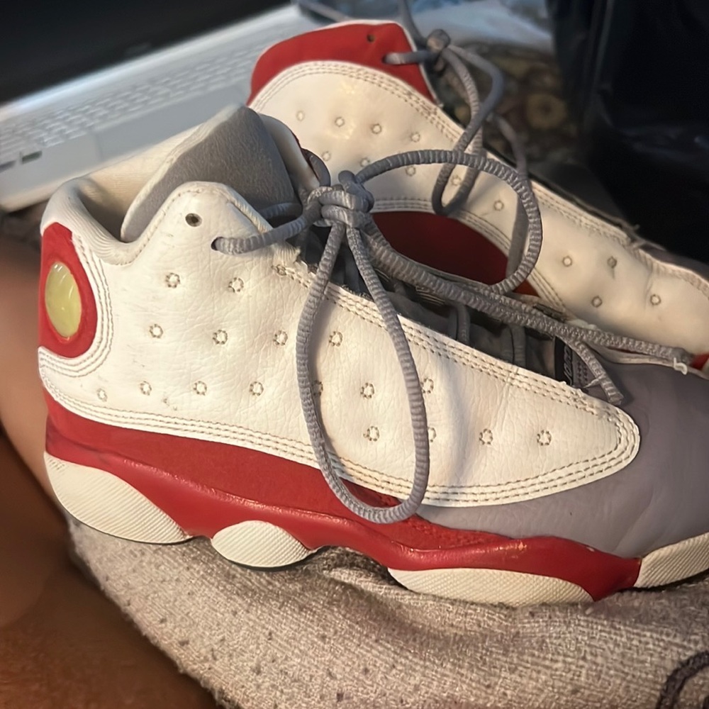 Boy’s Jordan 13’s white with true red. Size 2